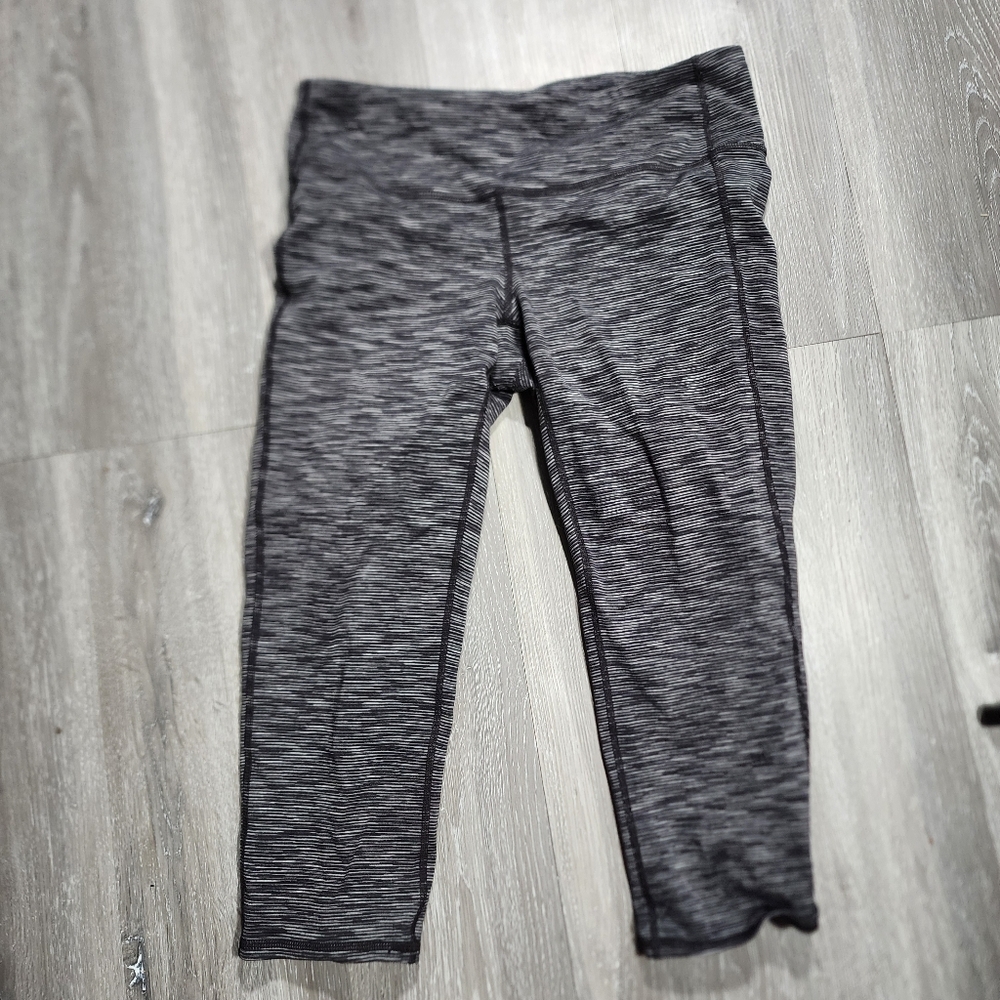 Athleta Size Medium Black & Grey Capri leggings